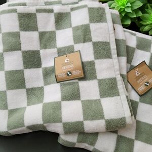Deborah Connelly S/2 Bath Towels Checkered Squares Sage Green White